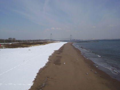 South Beach strand in snow; Verrazano Bridge in distance : Photo ...